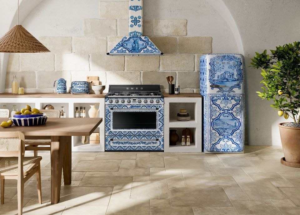 DOLCE&GABBANA X SMEG <br> <i>Phủ Xanh Họa Tiết Blu Mediterraneo Nơi Căn Bếp </I>
