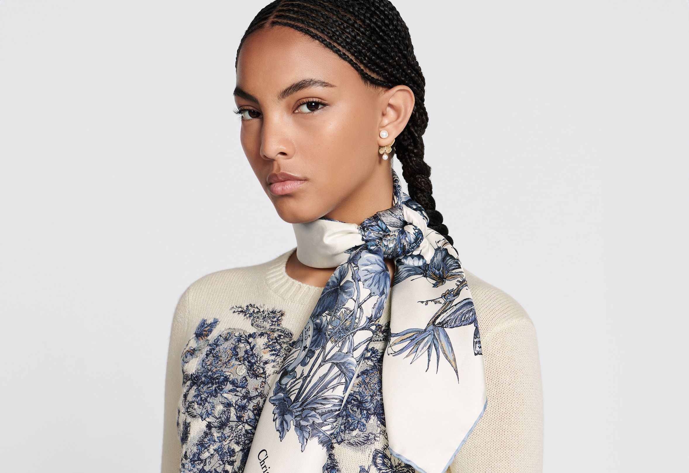 THE FINEST LUXURY SCARFS<br> <i>Biến Tấu Phong Cách Cùng Khăn Choàng</I>