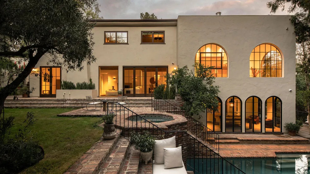 A 1960s SPANISH VILLA<br> <i>Tuyệt Tác An Nhiên Giữa Đồi Nichols Canyon, LA</I>