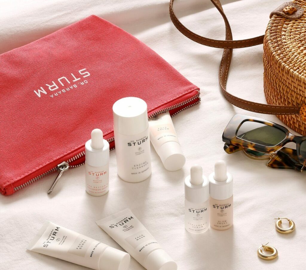 Bộ kit In-Flight của Dr. Barbara Sturm dành riêng cho khách VistaJet – nhỏ gọn, sang trọng và khoa học đến từng chi tiết.