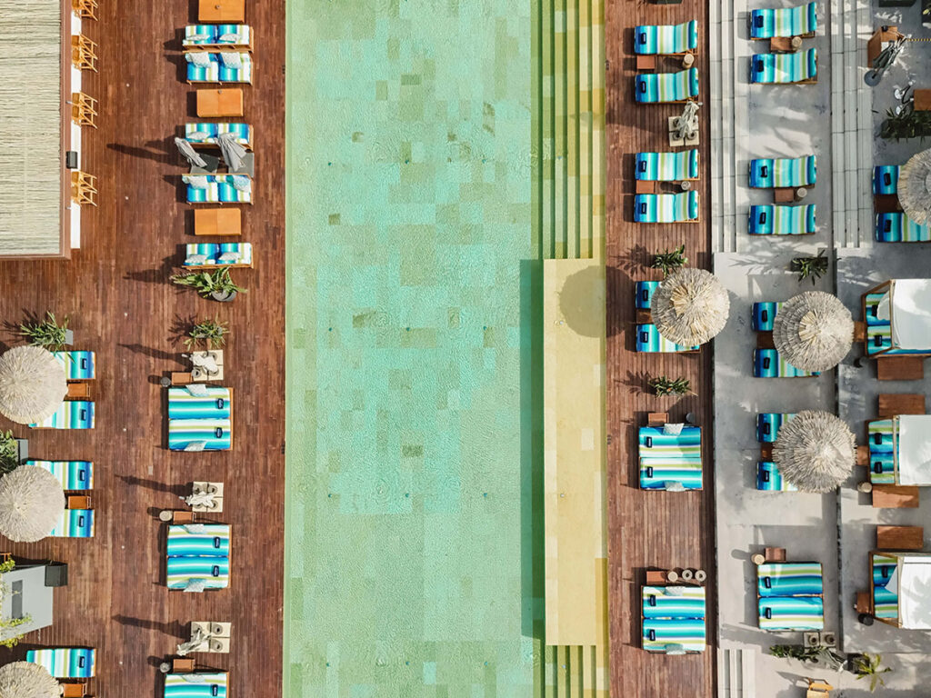 Missoni Resort Club tại OKU Ibiza với ghế nằm và khăn tắm in họa tiết zigzag rực rỡ.