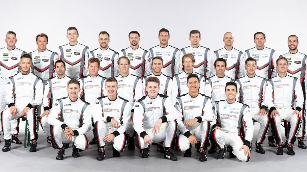 Khi công nghệ siêu xe và thời trang runway giao thoa trên cùng một sân khấu