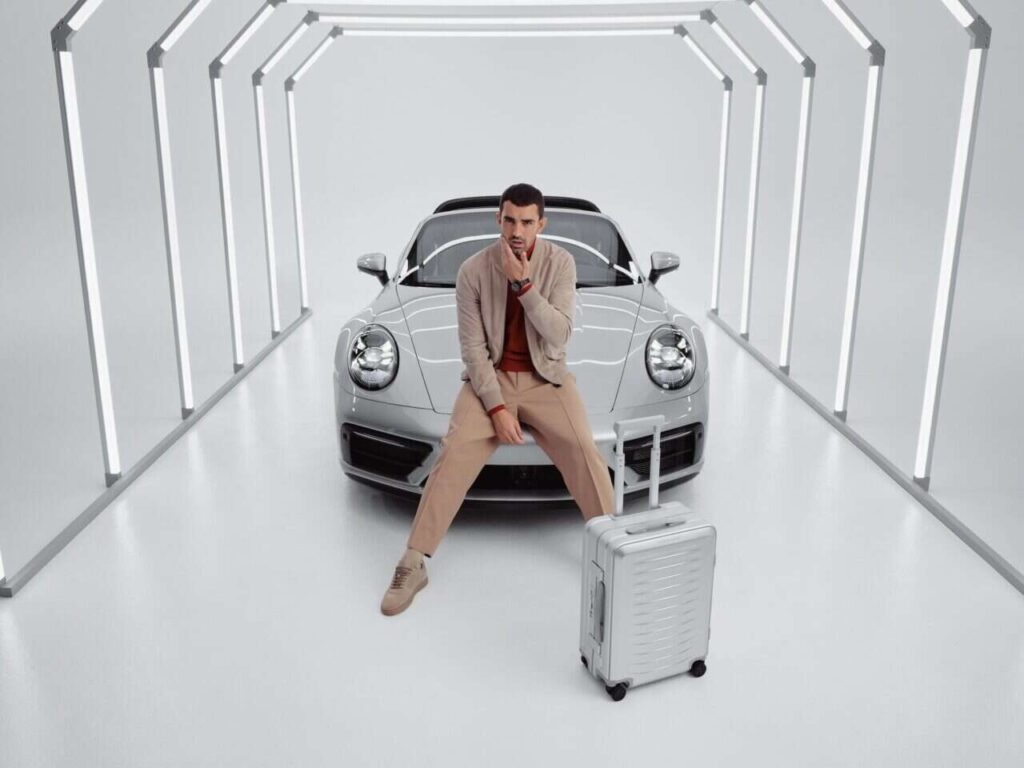 Vali Porsche Design Roadster Aluminum với các đường ngang cảm hứng từ Porsche 911 Targa