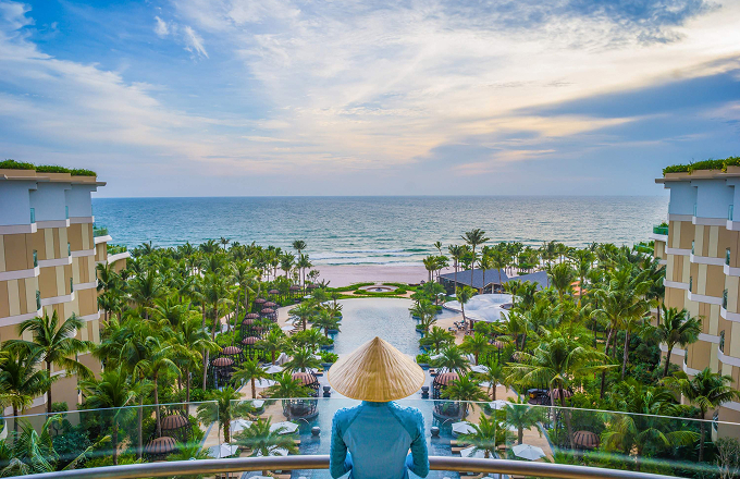 Waldorf Astoria <br><i> New York Living with America’s Elite</i>